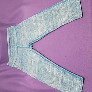 0748. EUC ~ Under Armour ~ Medium ~ Compression Heat Gear ~ Capri ~ Yoga ~